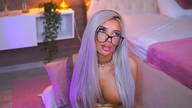 Juicy Jessye online show from June 12, 3:03 am