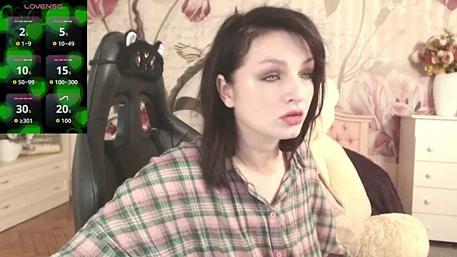 Snapshot of BritneyBarker chatting on October 13, 12:13 am BritneyBarker online show from October 13, 12:13 am