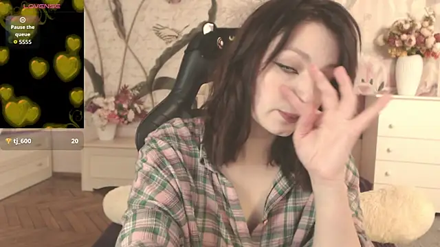 Snapshot of BritneyBarker chatting on October 5, 2:05 am BritneyBarker online show from October 5, 2:05 am