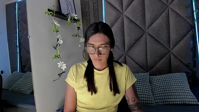 Snapshot of LauraaGomezz__ chatting on October 14, 7:38 pm LauraaGomezz online show from October 14, 7:38 pm