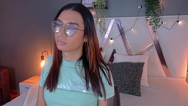 Snapshot of LauraaGomezz__ chatting on September 20, 8:18 pm LauraaGomezz online show from September 20, 8:18 pm
