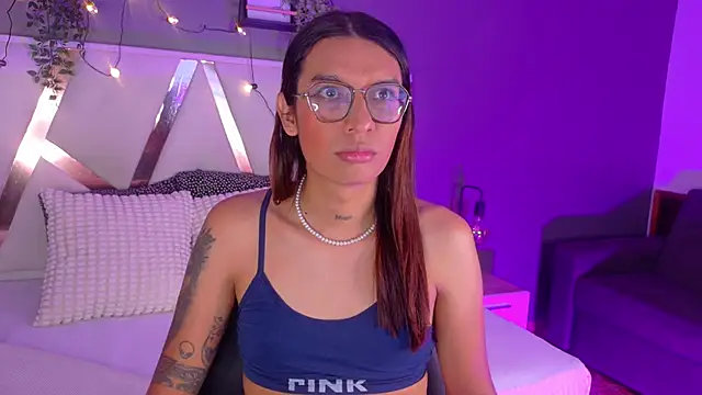 Snapshot of LauraaGomezz__ chatting on October 10, 7:30 pm LauraaGomezz online show from October 10, 7:30 pm