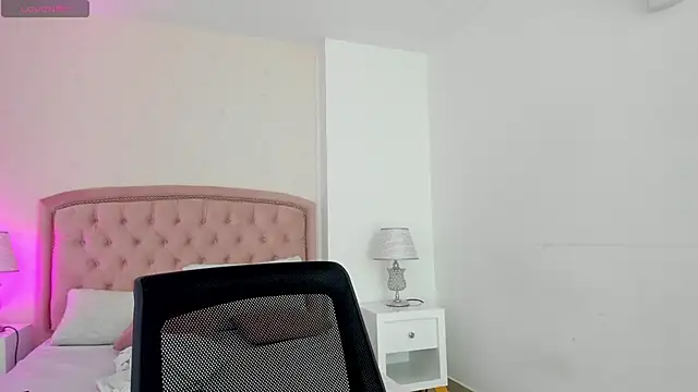 Kendall  Fox online show from November 8, 7:57 am