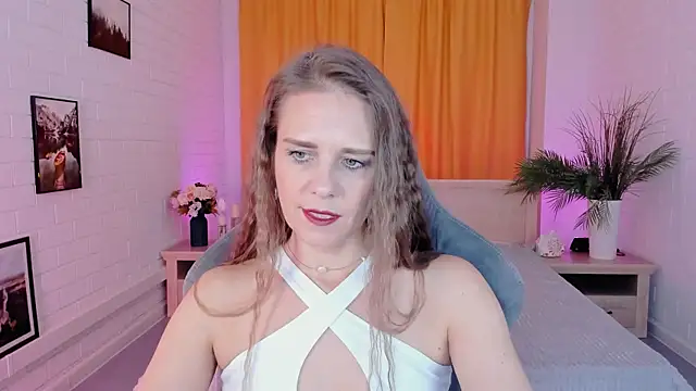 Snapshot of EmiliaBedy chatting on October 7, 9:14 am EmiliaBedy online show from October 7, 9:14 am
