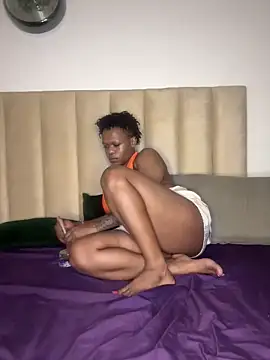 Boneca25 online show from April 2, 5:10 pm