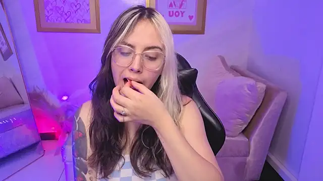 Hela v online show from December 3, 8:00 pm