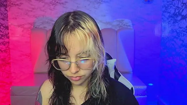 Hela v online show from March 21, 1:05 pm