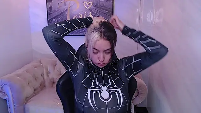 Hela v online show from October 24, 7:43 pm