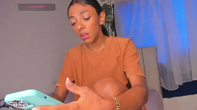 Snapshot of alice_guzman1 chatting on October 6, 6:34 pm alice guzman1 online show from October 6, 6:34 pm