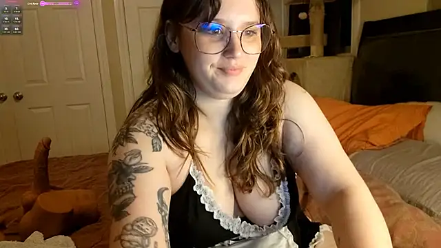 Snapshot of MrsJess chatting on October 13, 2:36 am MrsJess online show from October 13, 2:36 am