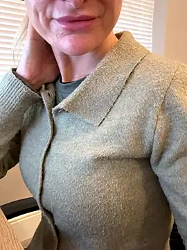 Phoebe Lily online show from October 29, 3:25 pm