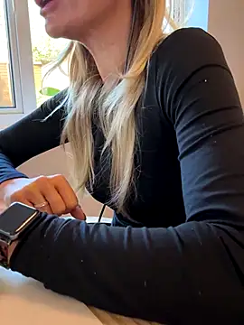 Phoebe Lily online show from November 24, 9:44 am