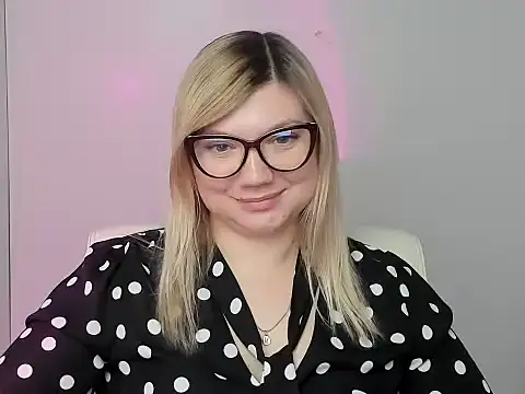 Snapshot of Lola_moree chatting on October 10, 7:19 pm Lola moree online show from October 10, 7:19 pm
