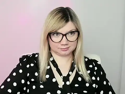 Snapshot of Lola_moree chatting on October 15, 11:57 am Lola moree online show from October 15, 11:57 am