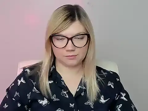 Snapshot of Lola_moree chatting on October 12, 12:29 pm Lola moree online show from October 12, 12:29 pm
