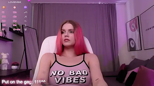 Gretchen Mol online show from February 8, 7:56 am