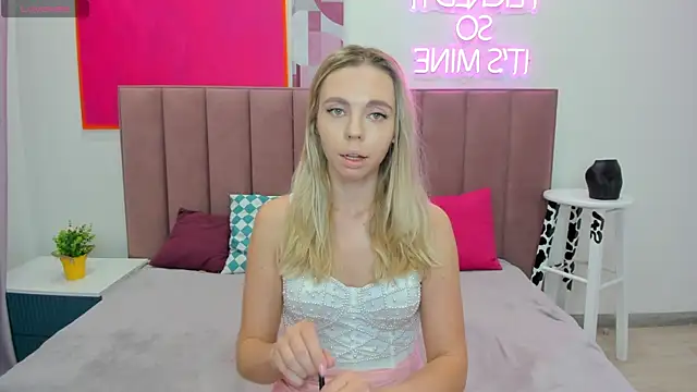 Snapshot of TessaAdorable chatting on October 9, 1:43 am TessaAdorable online show from October 9, 1:43 am