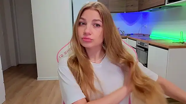 Enjoy everymoment  online show from April 10, 8:15 pm