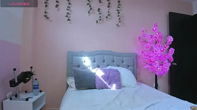 Snapshot of littletammy4u_ chatting on October 9, 1:15 pm littletammy4u online show from October 9, 1:15 pm
