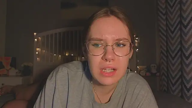 Mia Luw online show from April 4, 7:34 pm