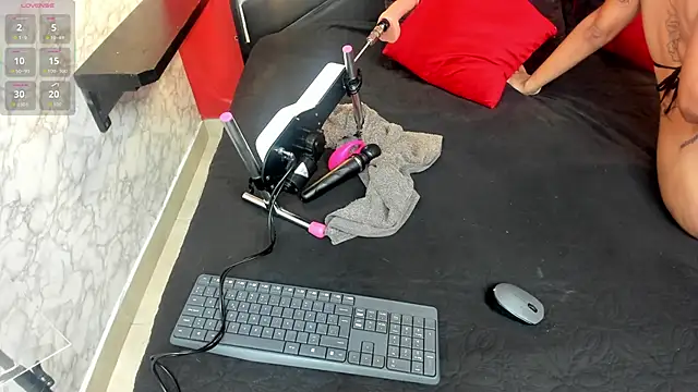 IVISBOUNCYASS online show from November 28, 12:41 pm