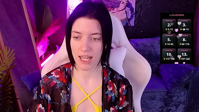 roxy riot  online show from December 17, 4:05 am