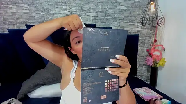 Sophia Brunett online show from December 19, 12:41 pm