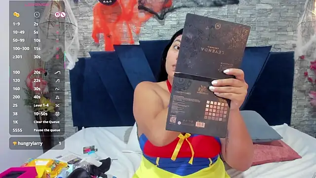 Snapshot of Sophia_Brunett chatting on October 18, 12:30 pm Sophia Brunett online show from October 18, 12:30 pm