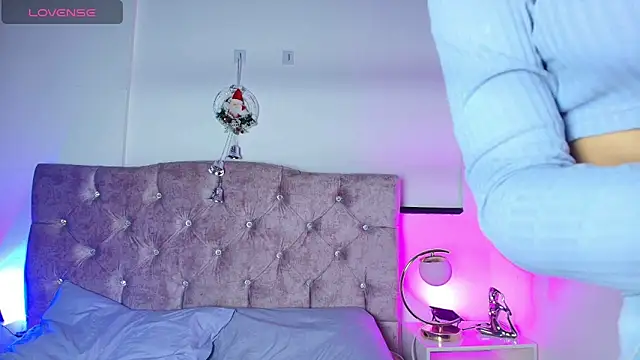 Skye Moore online show from December 3, 8:00 pm