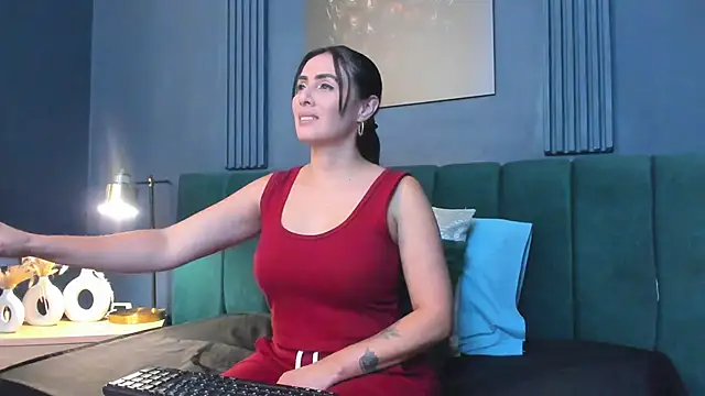 scarlet edwars online show from November 21, 7:05 pm