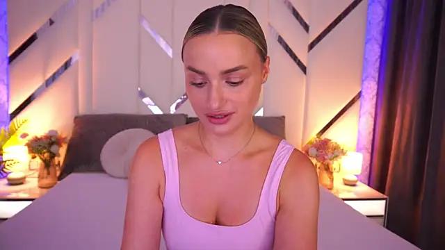 LindsieGreyy online show from July 20, 1:24 pm
