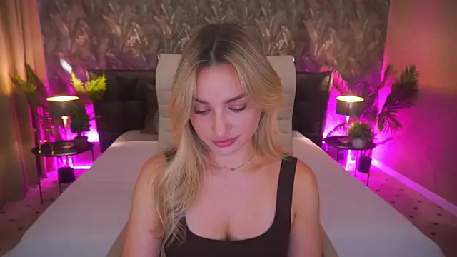 LindsieGreyy online show from July 26, 1:08 pm