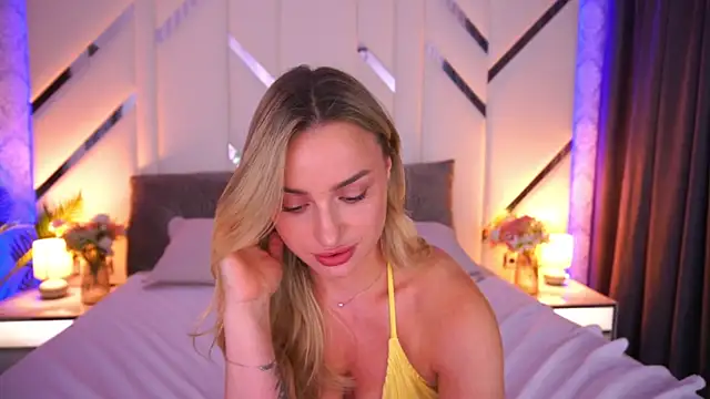 LindsieGreyy online show from July 28, 4:39 pm