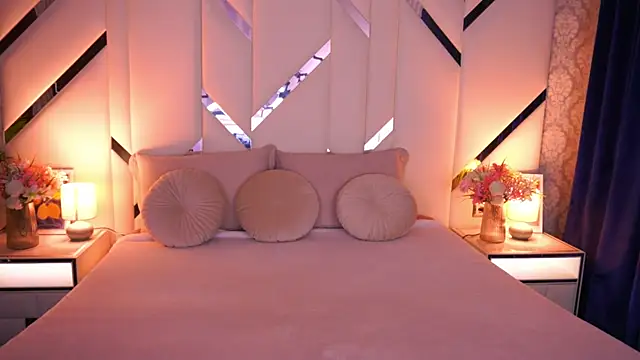 LindsieGreyy online show from April 1, 6:58 am