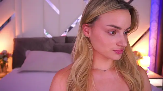 LindsieGreyy online show from July 28, 3:21 pm