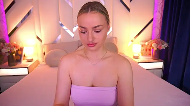 LindsieGreyy online show from June 8, 6:25 am
