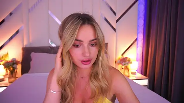 LindsieGreyy online show from July 28, 1:10 pm
