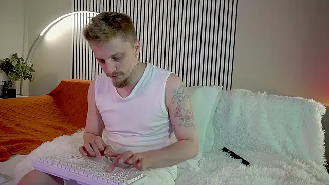 Snapshot of Saint_Vicious chatting on October 1, 8:25 pm Saint Vicious online show from October 1, 8:25 pm
