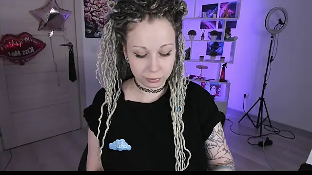 Snapshot of HoneySallyMoore chatting on October 1, 4:34 pm HoneySallyMoore online show from October 1, 4:34 pm