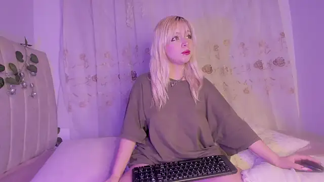 Snapshot of purplelilith3 chatting on September 28, 10:20 am purplelilith3 online show from September 28, 10:20 am