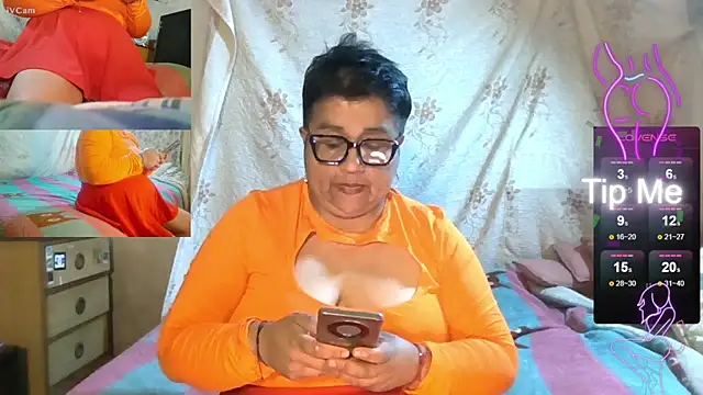 Snapshot of erinadarling79 chatting on October 4, 2:17 am erinadarling79 online show from October 4, 2:17 am