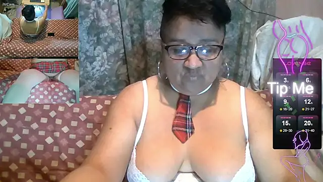 Snapshot of erinadarling79 chatting on September 18, 4:22 am erinadarling79 online show from September 18, 4:22 am