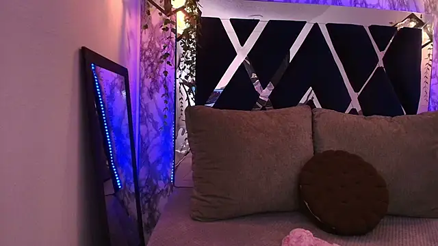 charlotte bluee online show from January 12, 6:35 pm