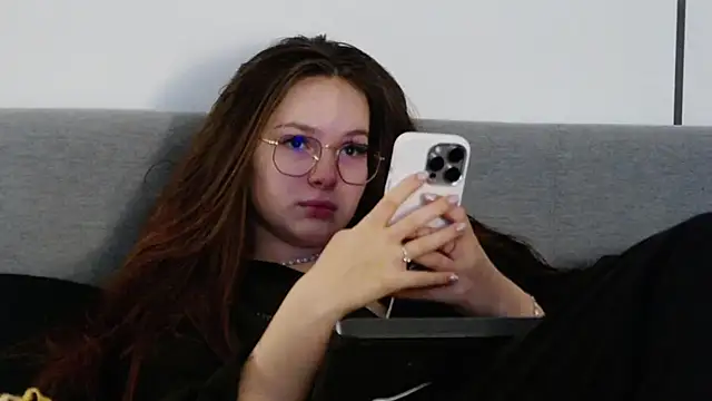 -Amora online show from February 15, 2:05 pm