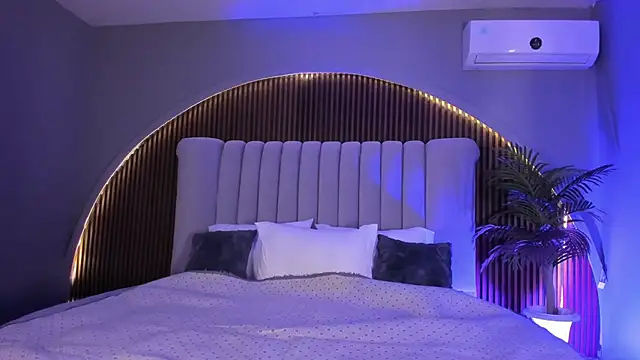 MelanieHillss online show from January 15, 5:02 am