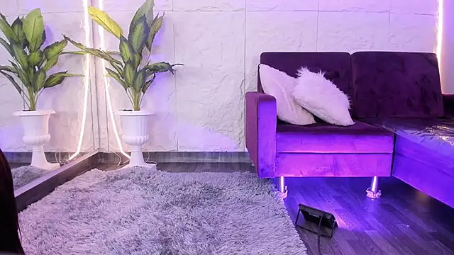 MelanieHillss online show from December 4, 4:26 am