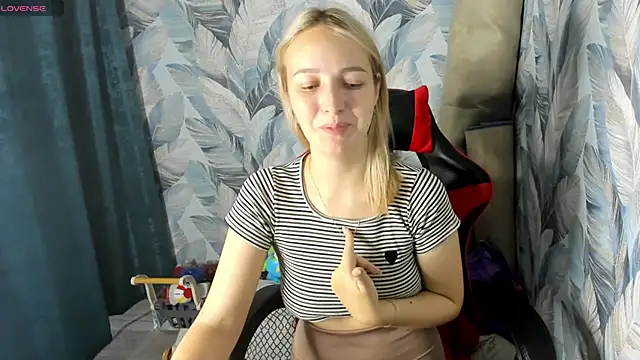 Snapshot of stella_leex chatting on October 6, 1:44 am stella leex online show from October 6, 1:44 am