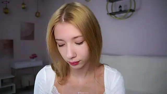 SunnivaCovil online show from November 7, 2:44 pm