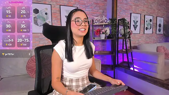 Snapshot of Lucia_Brown_ chatting on October 4, 4:11 pm Lucia Brown online show from October 4, 4:11 pm