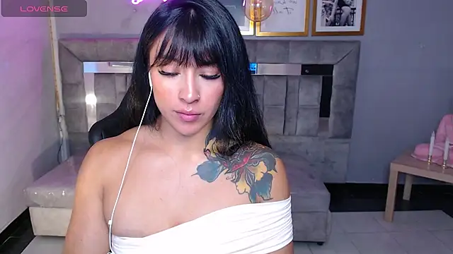 Snapshot of Isabella_Collen_v chatting on October 14, 1:25 pm Isabella Collen v online show from October 14, 1:25 pm